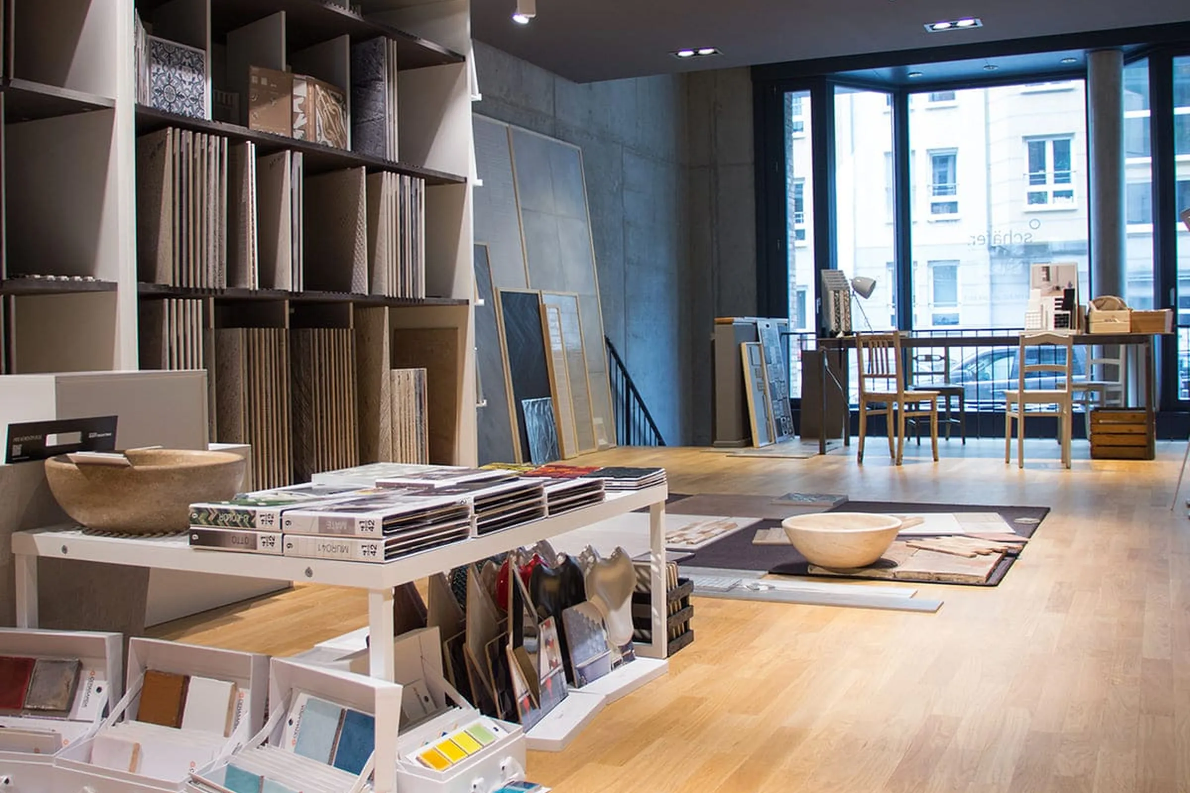 Fliesenausstellung von Schäfer mit Materialmustern, Präsentationswänden und Beratungstisch