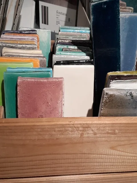 Handgeformte Fliesen: Materialbeispiel aus unserer Auswahl